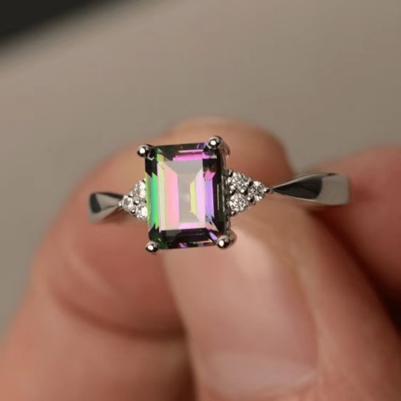 NWT Women’s beautiful colorful cocktail ring with cz’s on each side. Size 7 - Picture 1 of 2